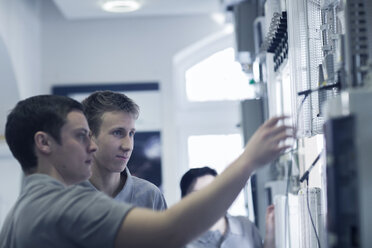 Students at electronics vocational school - SGF001360