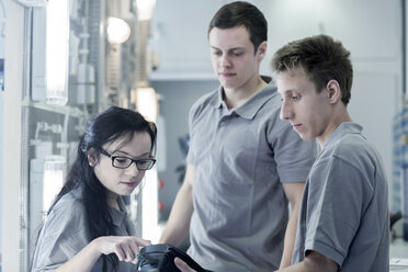 Students at electronics vocational school - SGF001370