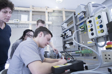 Students and teacher at electronics vocational school - SGF001367