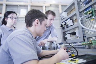 Students at electronics vocational school - SGF001369