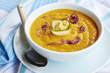 Red onion sweet potato soup, garnished with red onion slices and a zucchini rose - HAWF000677