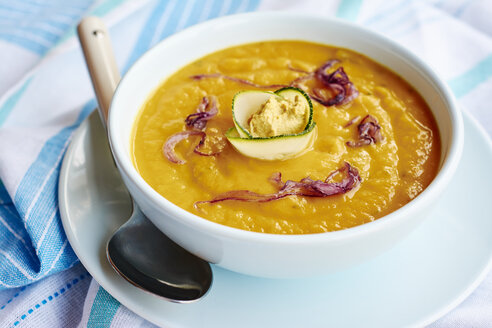 Rote Zwiebel-Süßkartoffel-Suppe, garniert mit roten Zwiebelscheiben und einer Zucchini-Rose - HAWF000677