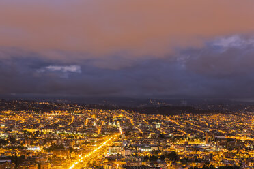 Ecuador, Blick auf Cuenca vom Mirador de Turi zur blauen Stunde - FOF007696