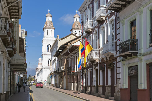 Ecuador, Cuenca, Blick auf Häuserzeile und Kirche Santo Domingo im Hintergrund - FOF007697