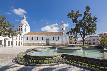 Ecuador, Cuenca, Ansicht der Kirche San Sebastian mit Brunnen im Vordergrund - FOF007700