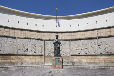 Ecuador, Cuenca, Statue von Don Julio Maria Matovelle - FOF007704