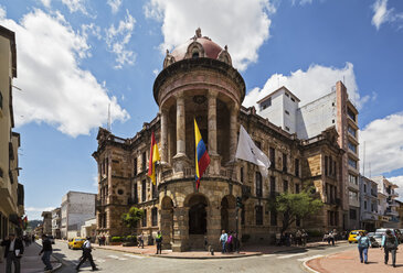 Ecuador, Cuenca, Blick auf das Rathaus - FOF007707