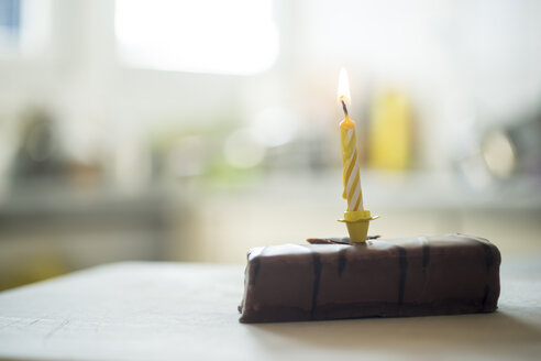 Geburtstagskerze auf Schokoladenkuchen - CHPF000078