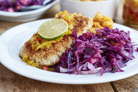 Geschmorter Rotkohl, Fenchel und Apfel, Süßkartoffel-Pastinaken-Püree mit Tempeh-Filets, lizenzfreies Stockfoto