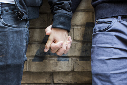 China, Hong Kong, close-up of gay couple holding hands - JUBF000005