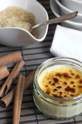 Zimtstangen und ein Glas Creme Brulee - YFF000321