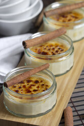 Zimtstangen und Gläser mit Creme Brulee - YFF000319