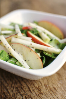 Feldsalat, Kohlrabi und Apfelspalten mit einem minzigen Mohndressing - HAWF000680