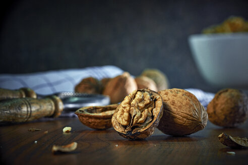 Cracked and whole walnuts - DIKF000134