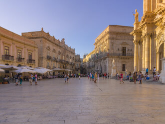 Italy, Sicily, Syracuse, Cathedral square with town hall and Palazzo Vermexio - AMF003834