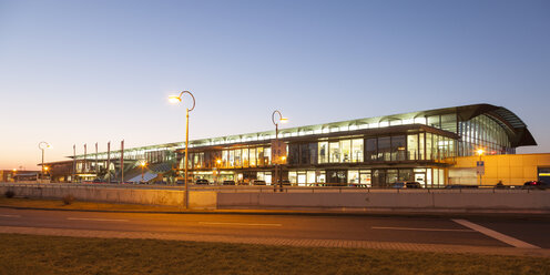 Deutschland, Nordrhein-Westfalen, Dortmund Flughafen, Panorama am Abend - WI001508