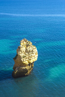 Portugal, Algarve, Praia da Marinha, Felsnadel im Meer - KBF000329