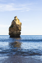 Portugal, Algarve, Praia da Marinha, Felsnadel im Meer - KBF000330