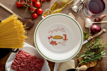 Italienisches Essen, Zutaten für Spaghetti Bolognese und Teller auf Holz - CSTF000885