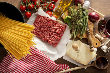 Ingredients for spaghetti bolgnese, tomatoes, minced meat herbs and cheese - CSTF000886