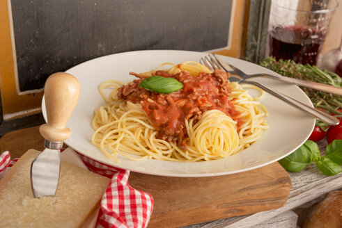 Spaghetti Bolognese auf dem Teller - CSTF000891