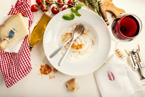 Spaghetti Bolognese, leerer Teller Serviette mit küssenden Lippen, lizenzfreies Stockfoto