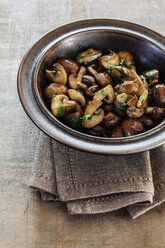 Gebratene Champignons mit Knoblauch und Petersilie - EVGF001285