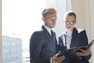 Businessman and businesswoman preparing for meeting - WESTF020854