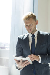 Businessman using digital tablet - WESTF020861