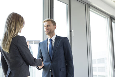 Businessman and businesswoman shaking hands - WESTF020872