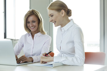 Two businesswomen working in office - WESTF020878