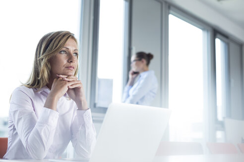 Geschäftsfrauen, die im Büro arbeiten - WESTF020886