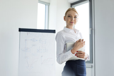 Geschäftsfrau vor einem Flipchart stehend - WESTF020899