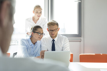 Geschäftsleute entwickeln in einem Workshop neue Ideen - WESTF020907