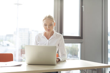 Geschäftsfrau mit Laptop - WESTF020948