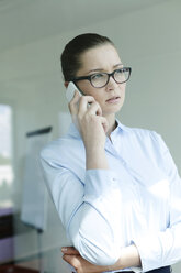 Geschäftsfrau am Telefon - WESTF020982