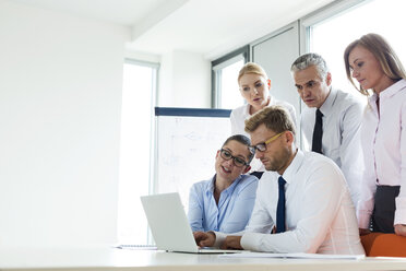 Geschäftsleute entwickeln in einem Workshop neue Ideen - WESTF021005