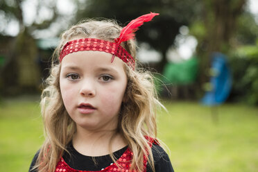 Porträt eines kleinen Mädchens mit rotem Haarband und Feder - RAEF000061