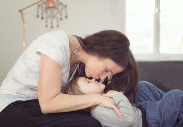 Mutter küsst ihren kleinen Sohn - OPF000037