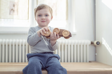 Kleiner Junge spielt mit Holzspielzeug zu Hause - OPF000042