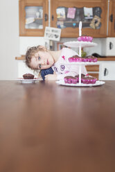 Little girl sitting at dining table - OPF000045