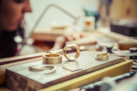 Werkstücke und Werkzeuge in der Werkstatt eines Goldschmieds, lizenzfreies Stockfoto