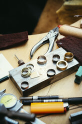 Werkzeuge und Ringe in der Werkstatt eines Goldschmieds - KRPF001324