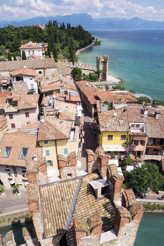 Italien, Lombardei, Provinz Brescia, Sirmione, Gardasee, Blick vom Scaliger Schloss, lizenzfreies Stockfoto