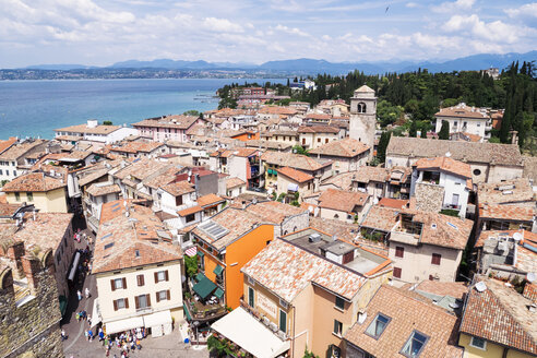 Italien, Lombardei, Provinz Brescia, Sirmione, Gardasee, Blick vom Scaliger Schloss - GSF000943