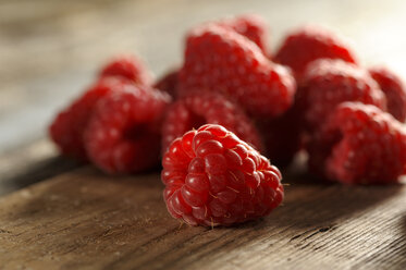 Raspberries on wood - LBF001069