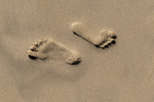 Zwei Fußabdrücke im nassen Sand - EJWF000677