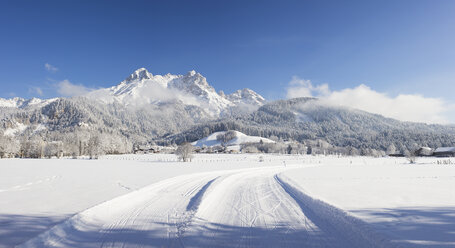 Österreich, Land Salzburg, Saalfelden, Steinerenes Meer, Winterlandschaft, Langlaufloipen im Schnee - DISF001405