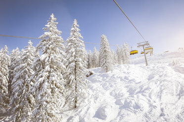 Austria, Salzburg State, Region Hochkoenig in winter, ski lift - DISF001406