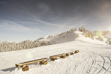 Österreich, Bundesland Salzburg, Region Hochkönig Skigebiet im Winter, Holzbänke - DISF001410